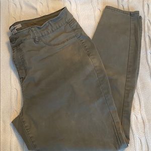 ☘️3/$20☘️Refuge Olive colored jeans